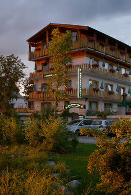 Hotelgebäude zum goldenen Anker bei Sonnenuntergang in Windorf an der Donau
