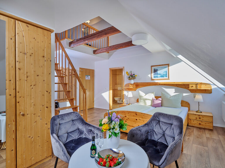 Ein stilvoll gestaltetes Wohnzimmer im Doppelzimmer Donau mit Galerie.