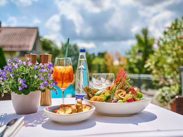 Genussvoll speisen auf der Terrasse des Hotel zum goldenen Anker bei Sonnenschein