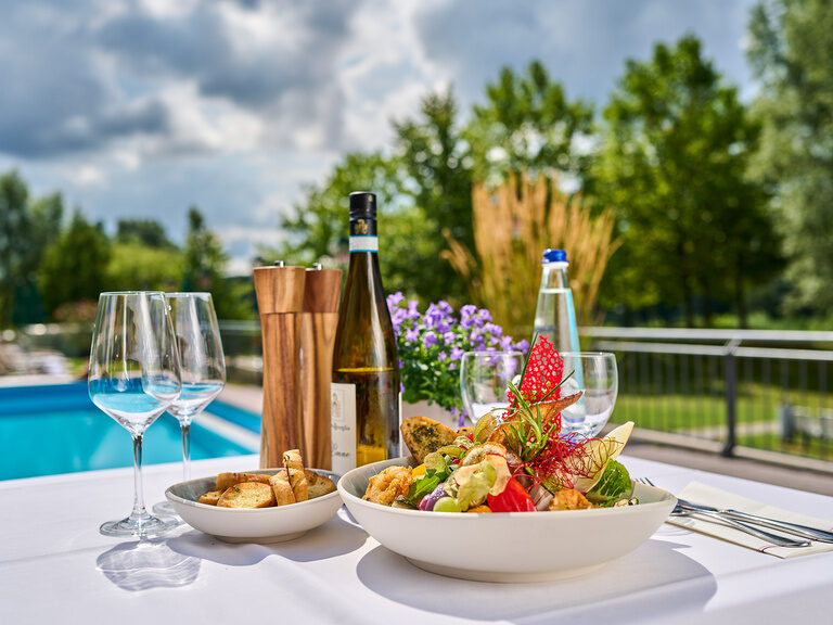 Genussvoll speisen mit Wein und Poolblick – Terrasse im Hotel zum goldenen Anker in Windorf