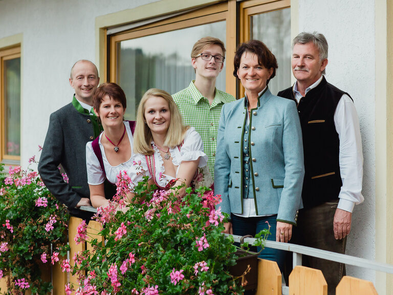 Die Gastgeberfamilien Langer und Bircheneder vom Hotel zum goldenen Anker in Windorf
