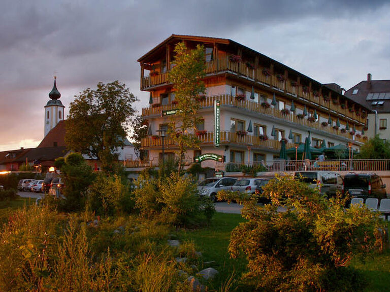 Hotelgebäude zum goldenen Anker bei Sonnenuntergang in Windorf an der Donau