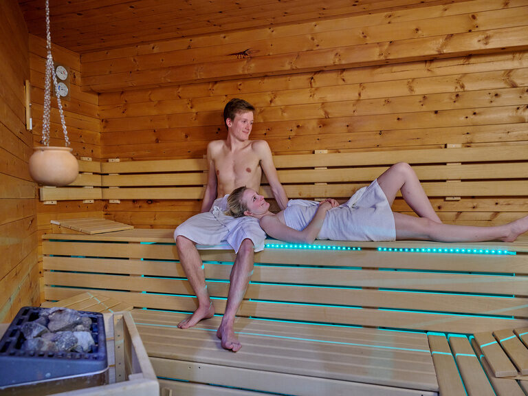 Paar entspannt gemeinsam in der Sauna im Hotel zum goldenen Anker
