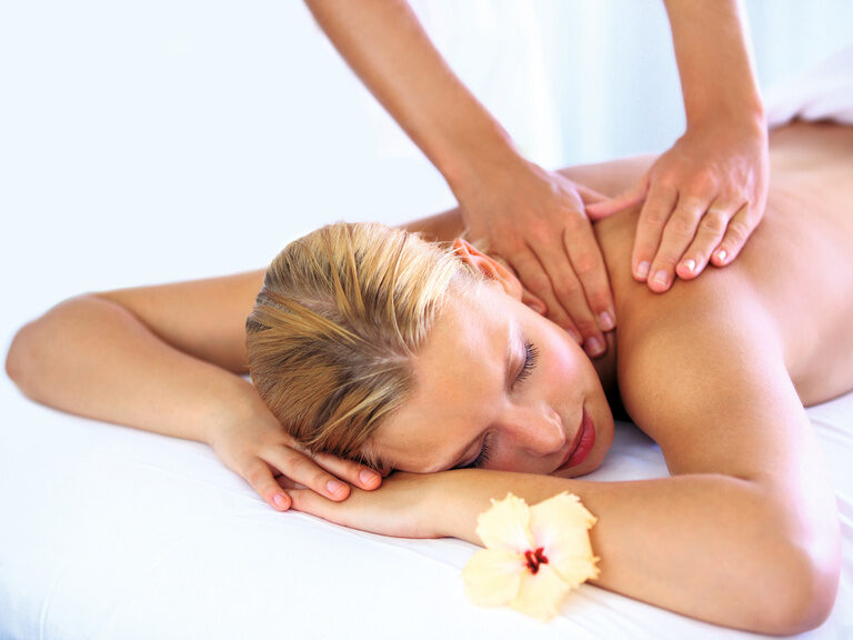 Frau erhält eine professionelle Rückenmassage im Wellnessbereich des Hotel zum goldenen Anker