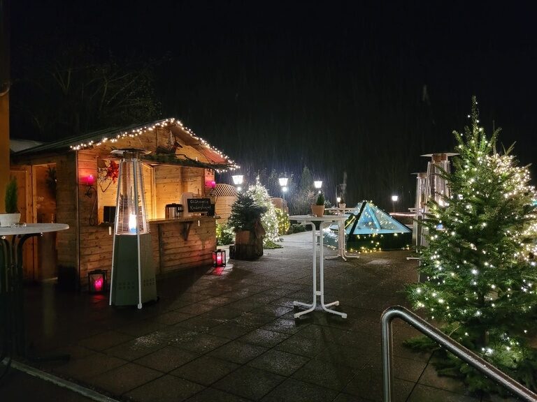 Weihnachtlich geschmückte Marktbuden auf einem Weihnachtsmarkt
